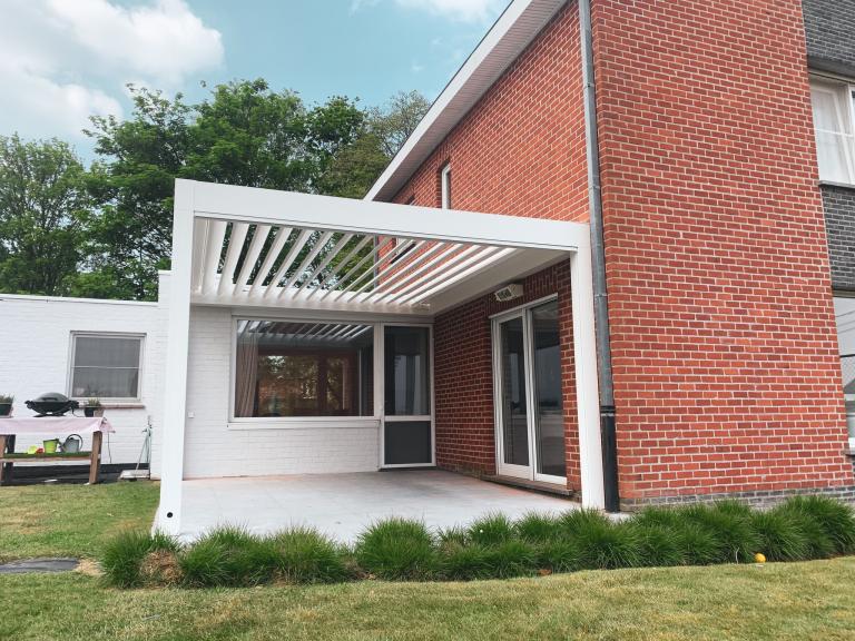 Demaeght zonwering bv uit waregem plaatst terrasoverkappingen van Renson camargue volledig op maat. Een lamellendak naar eigen smaak of wens. modern en strak design van Belgische kwaliteit. nu outdoor actie tot €2500 korting op een Renson lamellendak met geïntegreerde screens, led-verlichting, schuifglas of houten wanden van Carpentier. Verdeler te waregem Oostrozebeke Tielt Anzegem Oudenaarde Ronse Kortrijk zulte Deinze kluisbergen