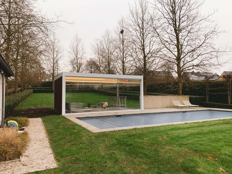 Demaeght zonwering bv uit waregem plaatst terrasoverkappingen van Renson camargue volledig op maat. Een lamellendak naar eigen smaak of wens. modern en strak design van Belgische kwaliteit. nu outdoor actie tot €2500 korting op een Renson lamellendak met geïntegreerde screens, led-verlichting, schuifglas of houten wanden van Carpentier. Verdeler te waregem Oostrozebeke Tielt Anzegem Oudenaarde Ronse Kortrijk zulte Deinze kluisbergen