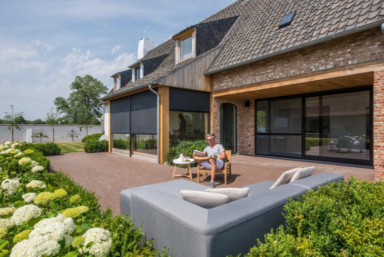 Renson Fixscreen 100 doekzonwering geplaatst door Demaeght zonwering te Wielsbeke. Windvaste doekzonwering van Belgische kwaliteit. Een modern en strak design. Architectuur outdoor design.
