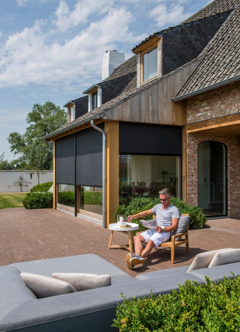 Renson Fixscreen 100 doekzonwering geplaatst door Demaeght zonwering te Wielsbeke. Windvaste doekzonwering van Belgische kwaliteit. Een modern en strak design. Architectuur outdoor design.