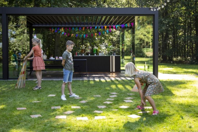 Renson Camargue terrasoverkapping geplaatst door Demaeght zonwering doet dienst als een tuinkamer volledig op maat. Een modern en strak design van Belgische kwaliteit. Een outdoor design dat nooit verveelt. Architectuuraal architecture outdoor living tuin terras