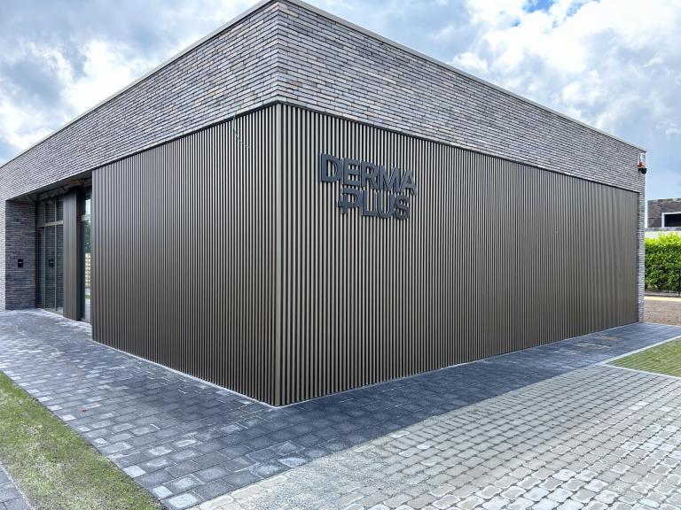 Renson Zonwering is essentieel tijdens het bouwen, verbouwen of renoveren samen met uw partner Demaeght. Vraag hier uw offerte voor zonwering gevelbekleding outdoor living aluminium carports of tuinberging berging. Waregem Oostrozebeke Deinze Kortrijk Anzegem Kluisbergen Ronse Oudenaarde 