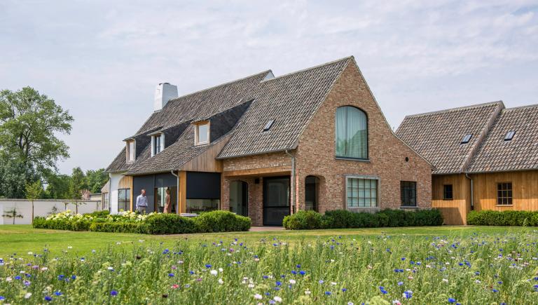 Renson Fixscreen 100 doekzonwering Blog geplaatst door Demaeght zonwering te Wielsbeke. Windvaste doekzonwering van Belgische kwaliteit. Een modern en strak design. Architectuur outdoor design.