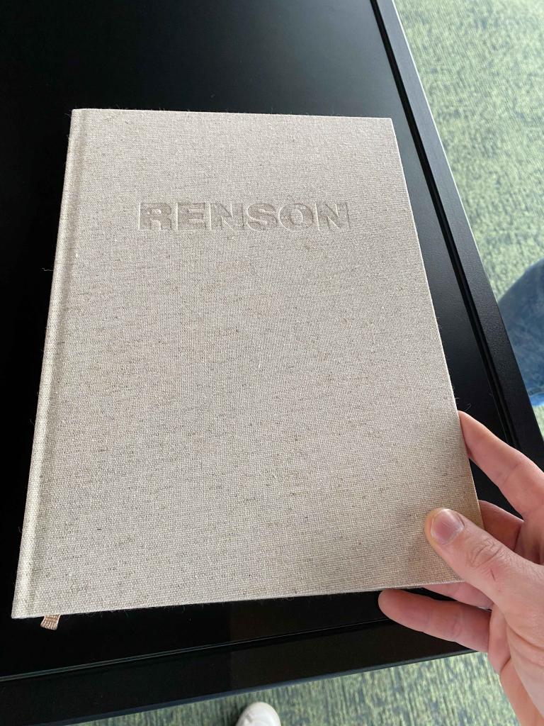 Demaeght zonwering staat terug in het Renson Reference book van 2022 met twee verschillende projecten. kom langs voor een vrijblijvende offerte voor uw zonwering of terrasoverkapping.