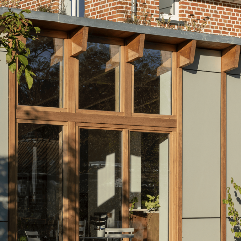 Frager vlakke aluminium gevelbekleding ook verkrijgbaar bij Demaeght bv. Kom langs voor een offerte voor nieuwbouw en renovatie. Wij plaatsen of leveren. Waregem Oostrozebeke Roeselare Deinze Kortrijk Oudenaarde Ronse Kluisbergen Anzegem Kruisem