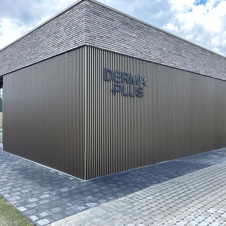 Renson Zonwering is essentieel tijdens het bouwen, verbouwen of renoveren samen met uw partner Demaeght. Vraag hier uw offerte voor zonwering gevelbekleding outdoor living aluminium carports of tuinberging berging. Waregem Oostrozebeke Deinze Kortrijk Anzegem Kluisbergen Ronse Oudenaarde 