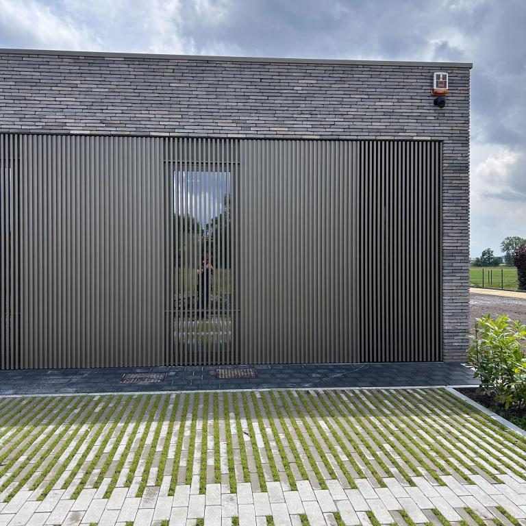 Renson Zonwering is essentieel tijdens het bouwen, verbouwen of renoveren samen met uw partner Demaeght. Vraag hier uw offerte voor zonwering gevelbekleding outdoor living aluminium carports of tuinberging berging. Waregem Oostrozebeke Deinze Kortrijk Anzegem Kluisbergen Ronse Oudenaarde 