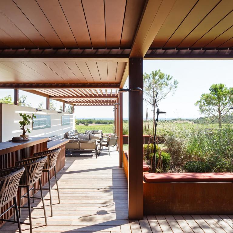 Renoveren begint bij Renson en Demaeght. Kom langs voor een offerte op maat voor Zonwering gevelbekleding terrasoverkappingen carports berging houten aluminium design renovatie bouwen bouw renoveren rooftop Carpentier. Deinze Waregem Oostrozebeke Tielt Kortrijk Anzegem Kluisbergen Oudenaarde Ronse 