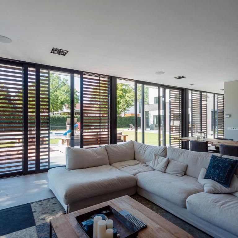 Renoveren begint bij Renson en Demaeght. Kom langs voor een offerte op maat voor Zonwering gevelbekleding terrasoverkappingen carports berging houten aluminium design renovatie bouwen bouw renoveren rooftop Carpentier. Deinze Waregem Oostrozebeke Tielt Kortrijk Anzegem Kluisbergen Oudenaarde Ronse 