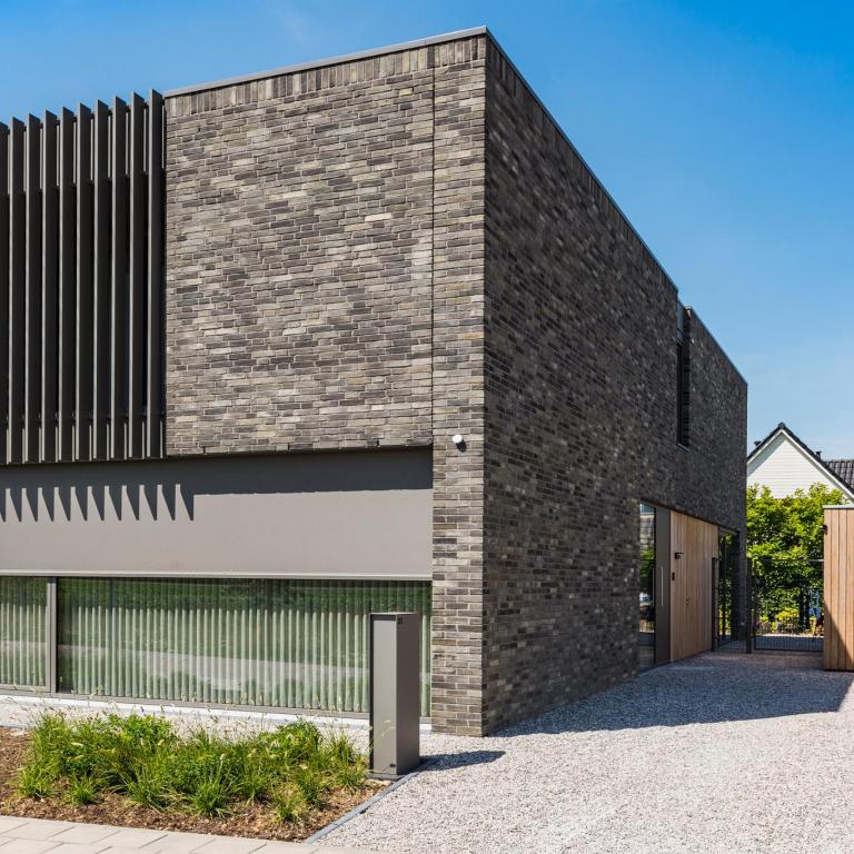 Renoveren begint bij Renson en Demaeght. Kom langs voor een offerte op maat voor Zonwering gevelbekleding terrasoverkappingen carports berging houten aluminium design renovatie bouwen bouw renoveren rooftop Carpentier. Deinze Waregem Oostrozebeke Tielt Kortrijk Anzegem Kluisbergen Oudenaarde Ronse 