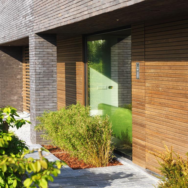 Carpentier hotwood essen houten gevelbekleding. Ideaal tijdens nieuwbouw en renovatie projecten. Een modern en strak effect voor uw outdoor realisatie. houten profielen op maat met een mooie uitlijning. Vraag hier uw vrijblijvende offerte en prijs. Rhombus naturel