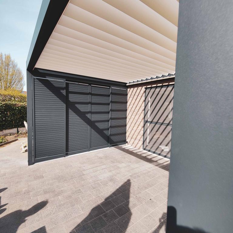 Renson Algarve terrasoverkapping gemonteerd aan deze moderne woning te Oudenaarde. Combineer met verschillende kleuren tussen de constructie en lamellen. Modern en strak design gecombineerd met kwalitatieve producten.