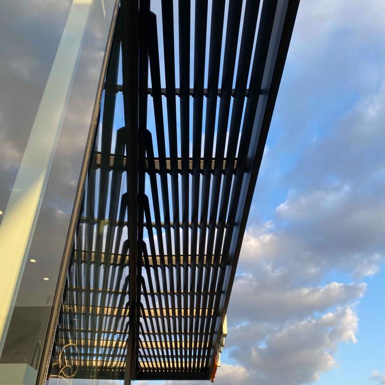 Renson Icarus structurele zonwering aan deze moderne showroom te Tielt. Een modern en strak design van Belgische kwaliteit voor dit outdoor design. Architectuur 