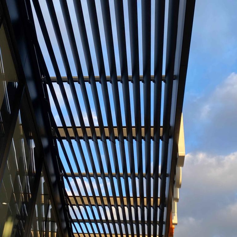 Renson Icarus structurele zonwering aan deze moderne showroom te Tielt. Een modern en strak design van Belgische kwaliteit voor dit outdoor design. Architectuur 