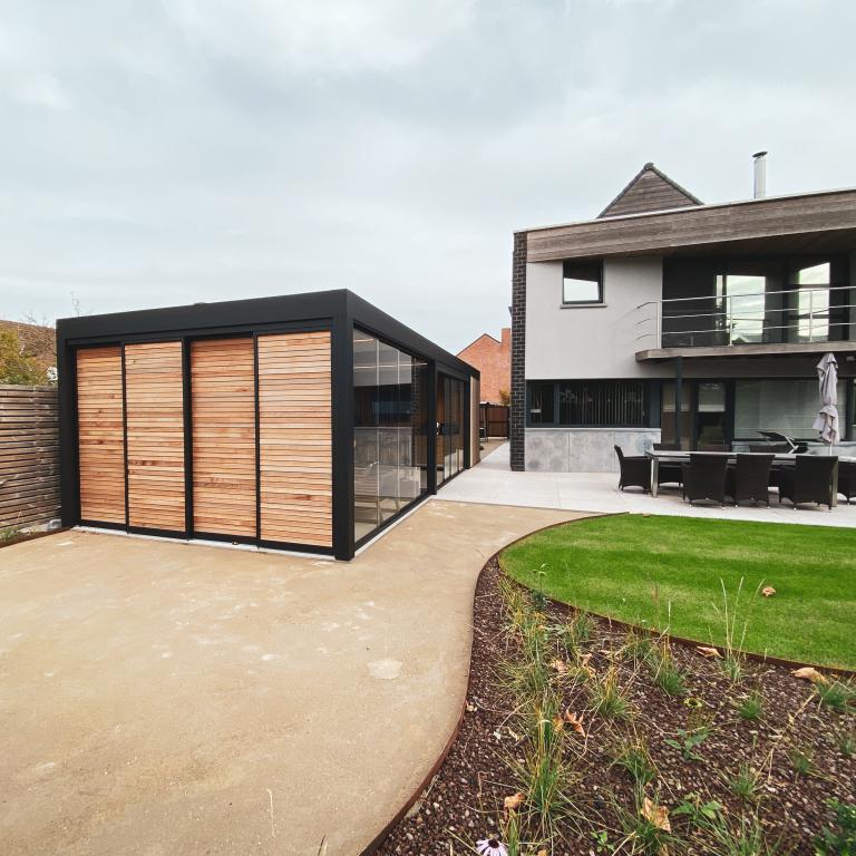Demaeght zonwering en interieur plaatste deze gekoppelde Renson Camargue terrasoverkapping te Izegem. Door het roteerbaar lamellendak regelt u het lichtinval naar wens. Een aluminium pergola volledig naar eigen wens aanpasbaar.