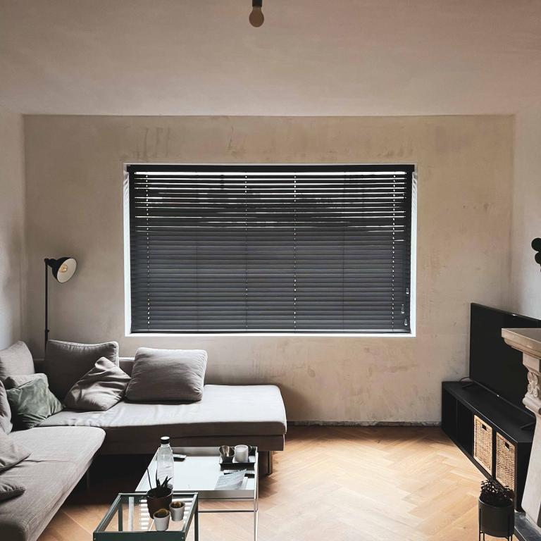 Demaeght zonwering en interieur plaatst ook uw raamdecoratie van Diaz. Met de houten lamellen zorgt u voor extra sfeer in uw huis. Architectuur design cosy home. 