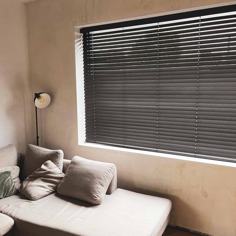 Demaeght zonwering en interieur plaatst ook uw raamdecoratie van Diaz. Met de houten lamellen zorgt u voor extra sfeer in uw huis. Architectuur design cosy home.