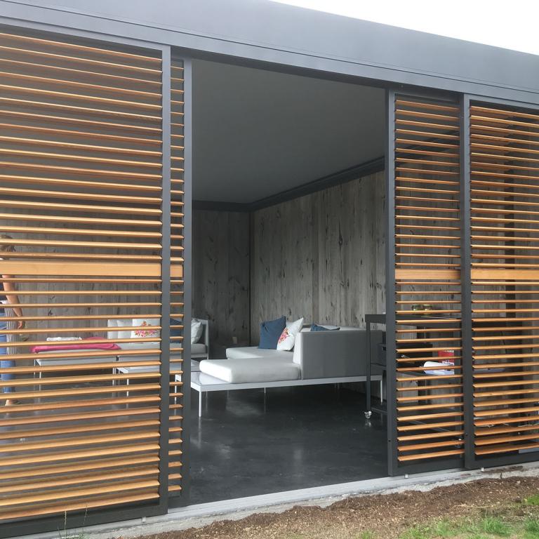 Algarve Canvas carport Demaeght Zonwering outdoor Camargue Algarve Carport Renson somfy renovatie nieuwbouw. Een modern en strak design voor uw outdoor project. Architectuur