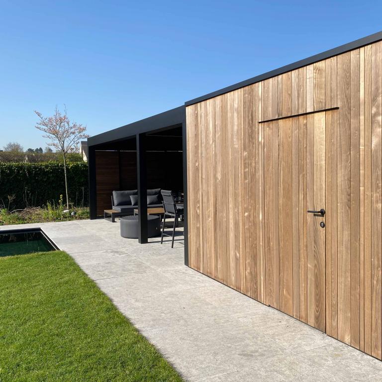 Carpentier hotwood essen plusline houten gevelbekleding geplaatst door demaeght zonwering en interieur aan deze Renson Camargue overkapping. Houten profielen op een aluminium klokprofiel. gevel design modern structural structureel architectuur architecture mooi bouwen renovatie renoveren nieuwbouw