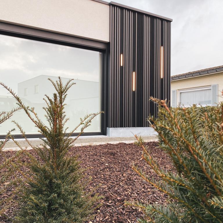 Renson Linarte aluminium gevelbekleding geplaatst door Demaeght zonwering en interieur. deze lamellen worden tegen de gevel gemonteerd. Gevelmontage. deze profielen worden apart op de gevel geklikt. Architectuur Architecture design modern strak landelijk nieuwbouw renovatie bouwen renoveren