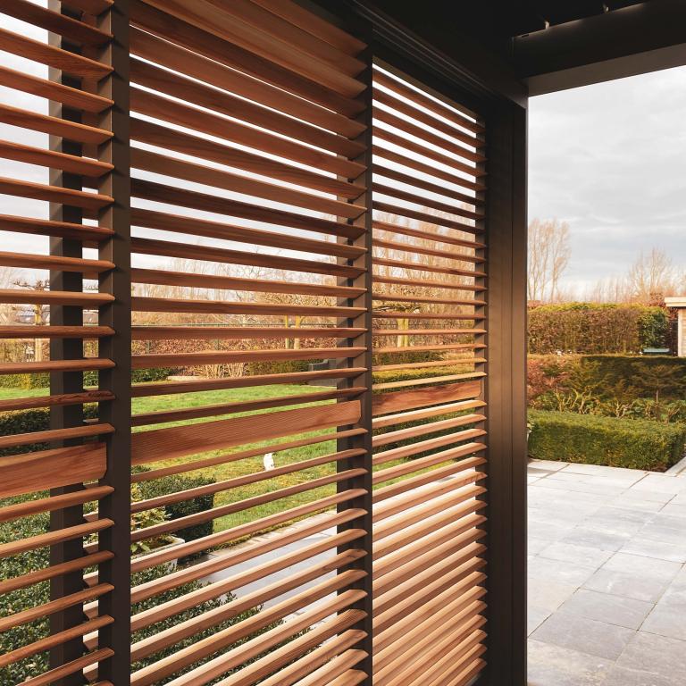 Demaeght zonwering en interieur plaatste deze gekoppelde Renson Camargue terrasoverkapping te Hulste. Door het roteerbaar lamellendak regelt u het lichtinval naar wens. Een aluminium pergola volledig naar eigen wens aanpasbaar.