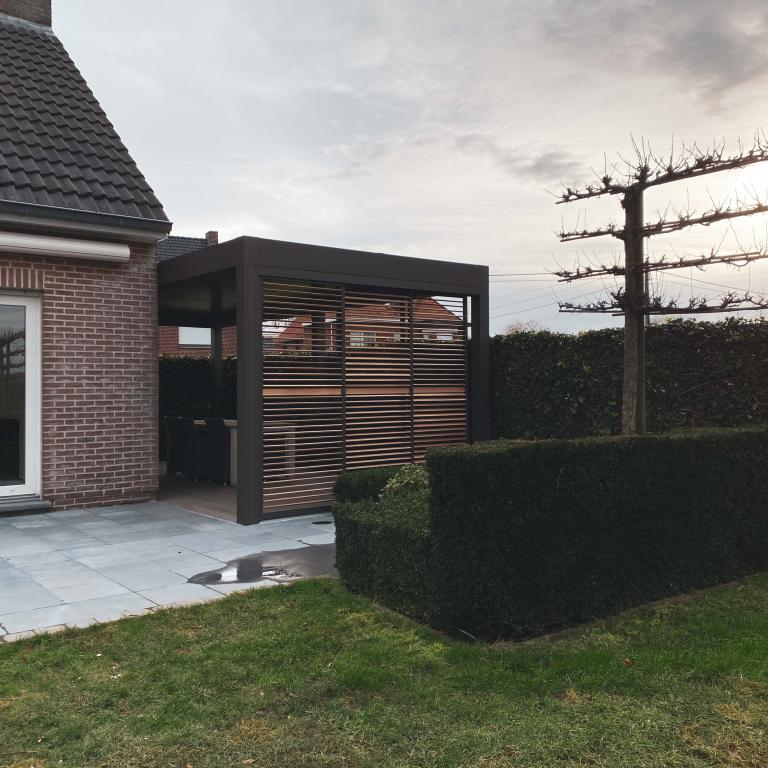 Renson Camargue terrasoverkapping geplaatst door Demaeght zonwering en interieur aan deze landelijke woning te Anzegem. Een modern en strak design gecombineerd met landelijk. Een outdoor pergola design. Architecture 