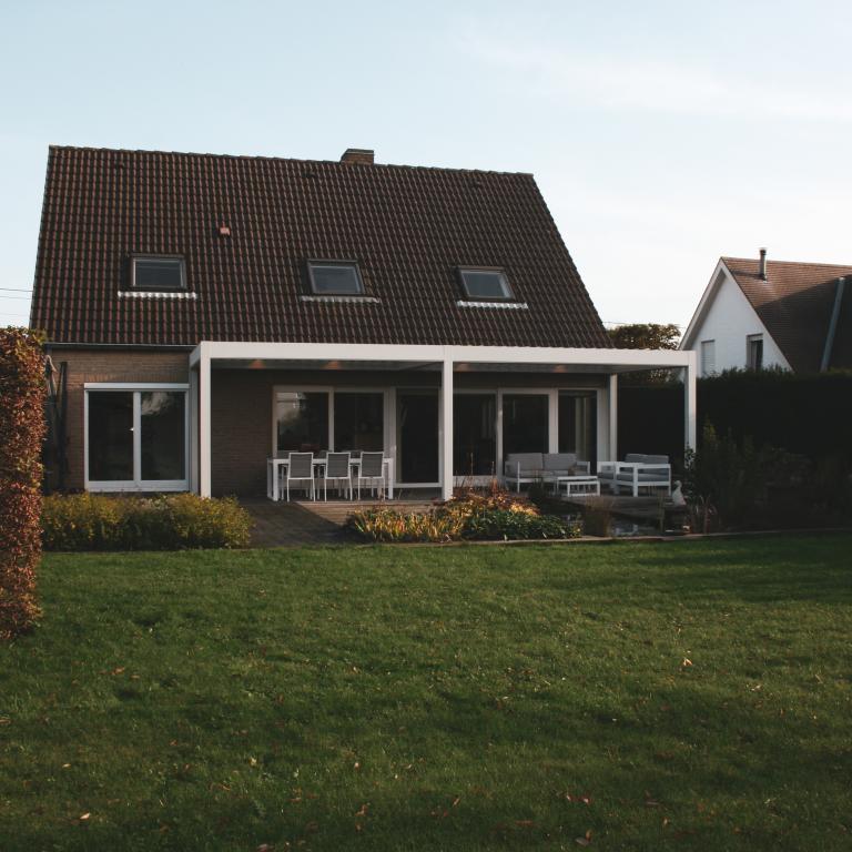 Demaeght zonwering en interieur plaatste deze gekoppelde Renson Camargue terrasoverkapping te Kortrijk. Door het roteerbaar lamellendak regelt u het lichtinval naar wens. Een aluminium pergola volledig naar eigen wens aanpasbaar.
