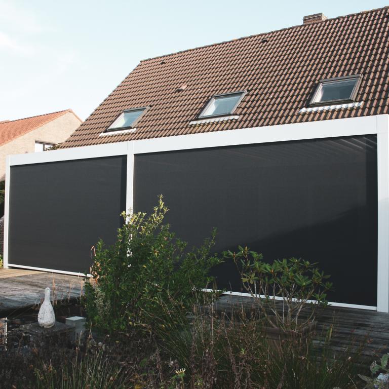 Renson Camargue terrasoverkapping geplaatst door Demaeght zonwering en interieur aan deze landelijke woning te Anzegem. Een modern en strak design gecombineerd met landelijk. Een outdoor pergola design. Architecture 