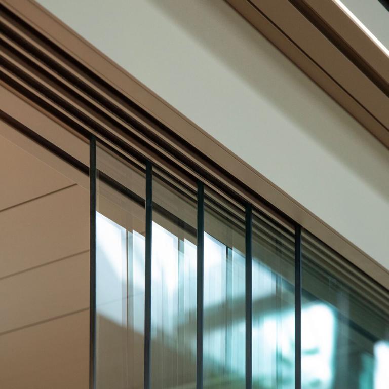 Renson Amani nu ook beschikbaar bij Demaeght zonwering bv. Een terrasoverkapping die past bij zowel moderne hedendaagse als landelijke woningen. een stijlvolle pergola die u naar wens kan samenstellen. Kom langs in een van onze toonzalen te Waregem en Oostrozebeke. Renson Premium ambassador West-vlaanderen Oost-vlaanderen Anzegem Deinze Kortrijk Tielt