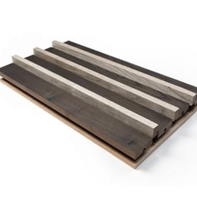 Demaeght zonwering plaatst houten gevelbekleding van Carpentier. Essen hout op aluminium profielen. Een modern en strak design van Belgische kwaliteit. Architecturaal design.