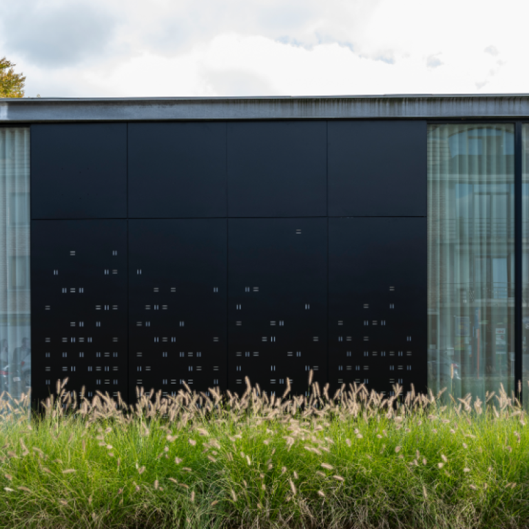 Frager vlakke aluminium gevelbekleding ook verkrijgbaar bij Demaeght bv. Kom langs voor een offerte voor nieuwbouw en renovatie. Wij plaatsen of leveren. Waregem Oostrozebeke Roeselare Deinze Kortrijk Oudenaarde Ronse Kluisbergen Anzegem Kruisem