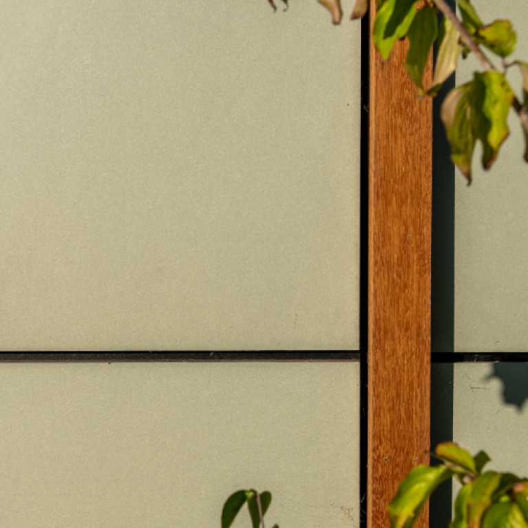 Frager vlakke aluminium gevelbekleding ook verkrijgbaar bij Demaeght bv. Kom langs voor een offerte voor nieuwbouw en renovatie. Wij plaatsen of leveren. Waregem Oostrozebeke Roeselare Deinze Kortrijk Oudenaarde Ronse Kluisbergen Anzegem Kruisem