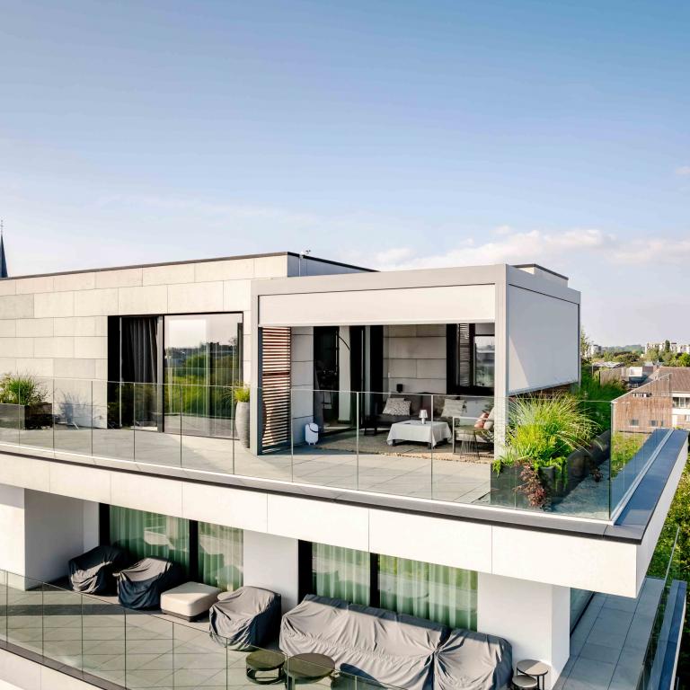 Renson Camargue terrasoverkapping geplaatst door demaeght zonwering op deze penthouse te waregem. Een lamellendak volledig op maat naar wens van de klant. Een modern en strak design van Belgische kwaliteit. Architectuur bouwen renoveren renovatie