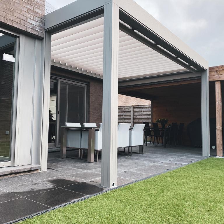 Demaeght zonwering en interieur plaatste deze terrasoverkapping van renson type camargue met roteerbaar lamellendak. Deze aluminium pergola kan zowel losstaand als aan de gevel worden bevestigd.