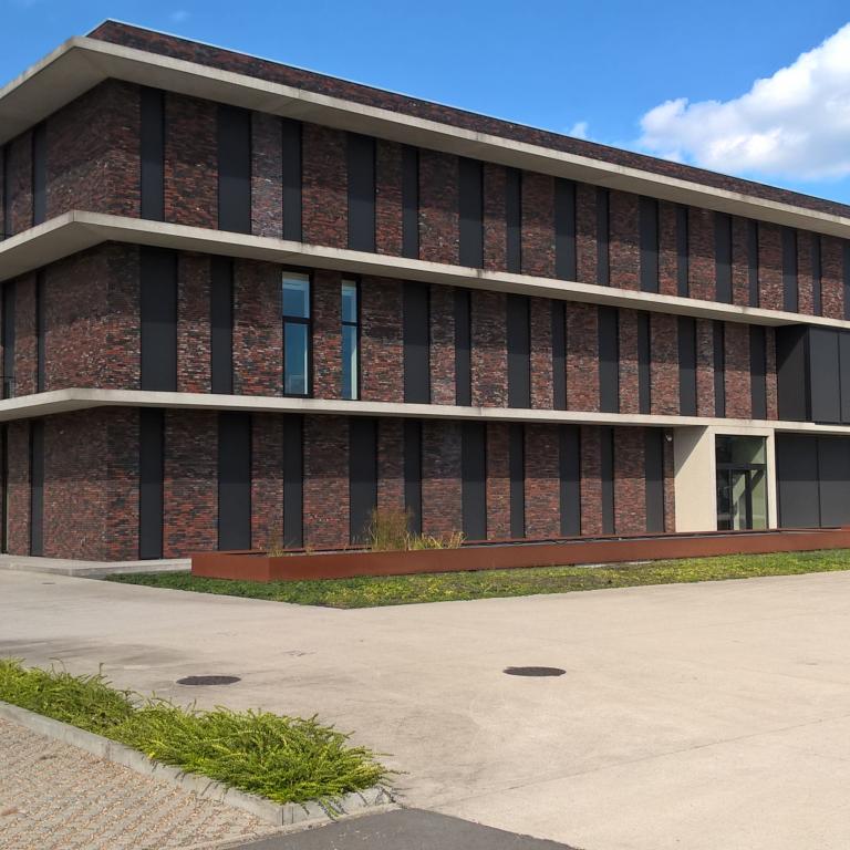 Demaeght zonwering installeerde enkele jaren terug aan alle ramen van deze moderne burelen windvaste doekzonwering van Renson. Met de fixscreen technologie heeft u altijd een kwalitatief product in huis.