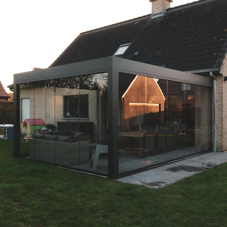 Demaeght zonwering installeerde deze mooie terrasoverkapping te izegem. Door het roteerbaar lamellendak kiest u zelf het lichtinval. Voor extra beschutting kan u kiezen voor glazen schuifpanelen. Zo heeft u een topresultaat in uw pergola.