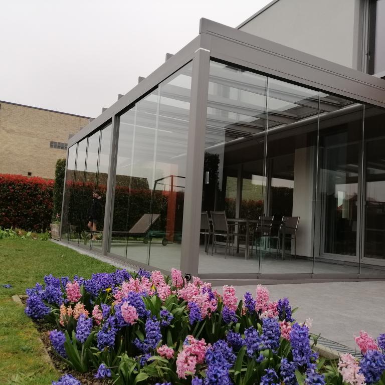 Demaeght zonwering en interieur plaatste deze prachtige glasoase van Weinor te Waregem. Een terrasoverkapping volledig op maat naar wens van de klant. Het dak en de zijkanten zijn volledig in glas. Door het uitschuifbaar doek op het dak zorgt u voor een perfecte zonwering tijdens warme dagen.