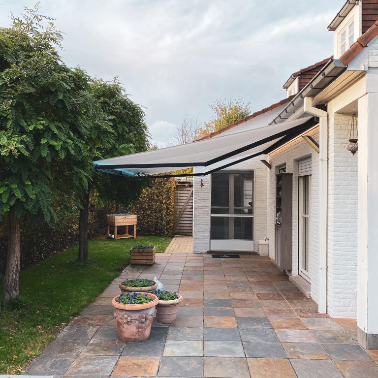 Demaeght zonwering installeerde dit prachtig knikarmscherm te Waregem. Door zijn strak design past dit model bij elke stijl van huis. Door de LED-verlichting zorgt u voor extra sfeer en gezelligheid.