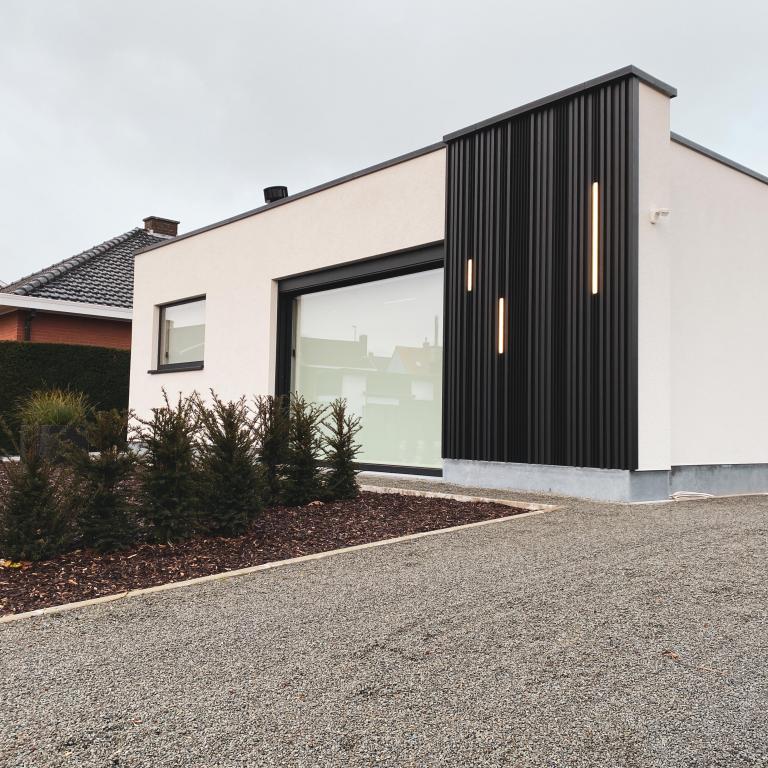 Demaeght zonwering en interieur plaatste deze prachtige gevelbekleding van Renson type Linarte Random aan deze gerenoveerde woning te Beveren-Leie. Met deze lamellen kan u naar hartenlust combineren. Ook is het mogelijk om hier Led-verlichting te integreren alsook houten invullingen.