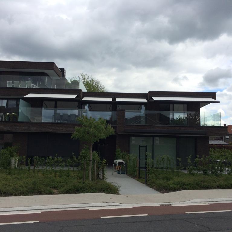 Demaeght zonwering plaatste deze prachtige Renson Fixscreen 100 doekzonwering aan alle raampartijen van Residentie ‘t leeuwke te waregem. Ook zonneluifel van winsol op alle terrassen. En Diaz raamdecoratie.