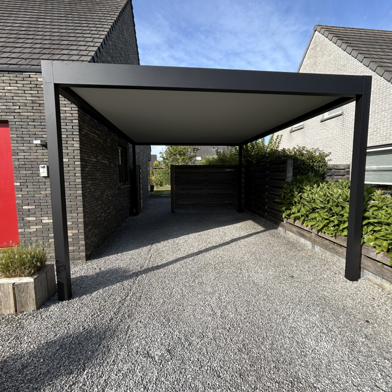 Renson Algarve Carport geplaatst aan deze woning door Demaeght zonwering te Harelbeke. Bescherm uw wagen tegen alle weersomstandigheden. Vraag hier uw offerte aan. Premium ambassador. Regio Waregem Oostrozebeke Tielt Deinze Oudenaarde Kortrijk Ronse Kluisbergen Kruisem