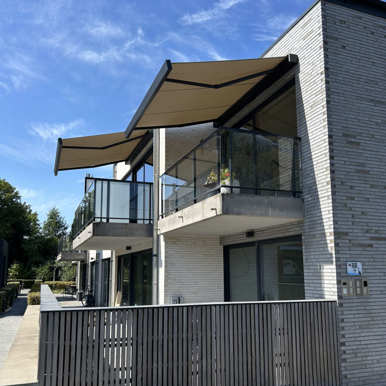Weinor zonneluifel geplaatst door Demaeght zonwering te Waregem. Zonwering perfect te plaatsen op het eerste verdiep. Vraag hier uw offerte. Deinze Waregem Kortrijk Kruisem Tielt Kluisbergen Ronse Oudenaarde Anzegem Harelbeke