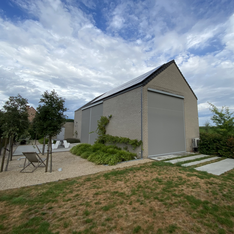 Demaeght zonwering installeerde verschillende grote fixscreen 150 aan deze prachtige moderne woning te Tiegem. Met de fixscreen technologie heeft u een gepattenteerde strak design in huis. Deze kan grote afmetingen aan en is perfect windvast.