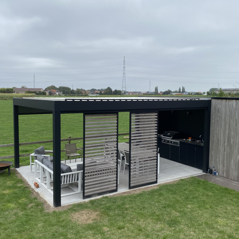 Demaeght zonwering installeerde deze mooie terrasoverkapping te Hulste. Door het roteerbaar lamellendak zorgt u op elk moment van de dag voor het gewenste lichtinval. Ook screens en schuifpanelen kunnen hierin worden geïntegreerd.