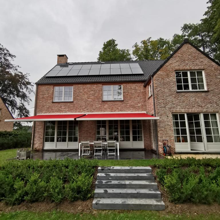 Demaeght zonwering plaatste in leuven deze prachtige lumisol zonneluifel van winsol met somfy io motor en zender aan deze prachtige landelijke villa sfeer cosy tuin terras tuininspiratie tuintips zonnewering knikarmscherm demaeght villabouw nieuwbouw renovatie