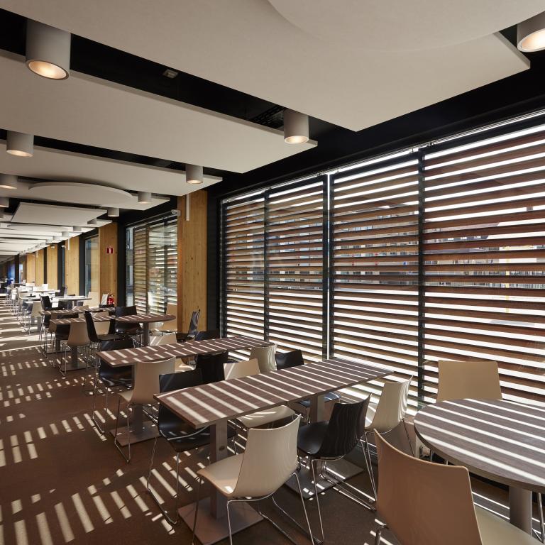 Demaeght Zonwering en interieur plaatste deze houten verschuifbare lamellen van renson aan het Heilig-Hartcollege te Waregem. Renson loggia schuifpanelen hout wood verschuifbaar meerdere panelen