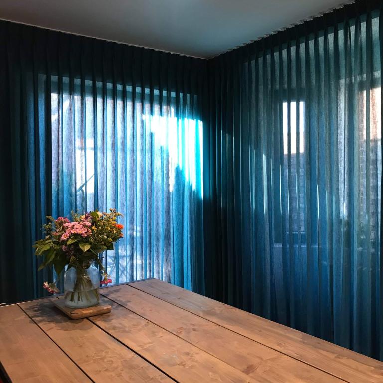 Demaeght zonwering interieur zonnewering overgordijnen raamdecoratie Diaz houten lamellen