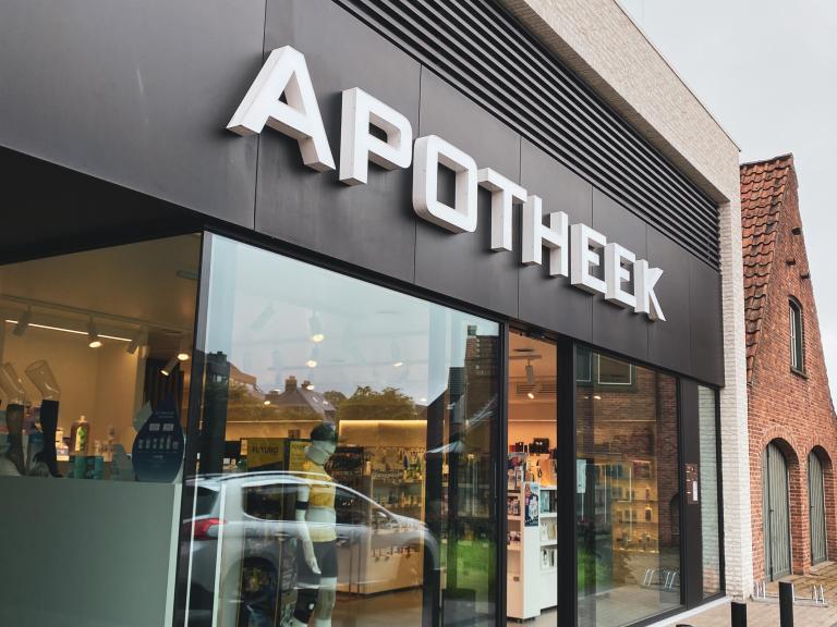 Demaeght zonwering en interieur plaatste aan de gevel van deze nieuwe apotheek te oostrozebeke de aluminium gevelbekleding van Renson type Linius. Een modern en strak design combineerde met kwalitatieve onderdelen met een uiterst precieze plaatsing. 