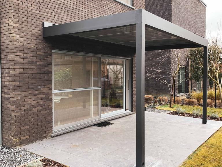 Demaeght zonwering en interieur plaatste deze Renson Algarve terrasoverkapping met gevelmontage aan deze woning te Oudenaarde. Design en kwaliteit gecombineerd in een modern en strak design voor de moderne woning.