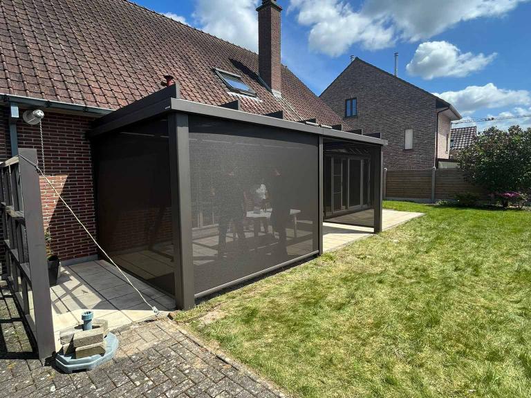 Weinor Terrazza Pure weinor Glasoase geplaatst door Demaeght zonwering te Liedekerke. Een glasoase bestaat uit een glasdak en glazen schuifwanden. Windvaste doekzonwering van Weinor. Een modern en strak design van Duitse kwaliteit. 